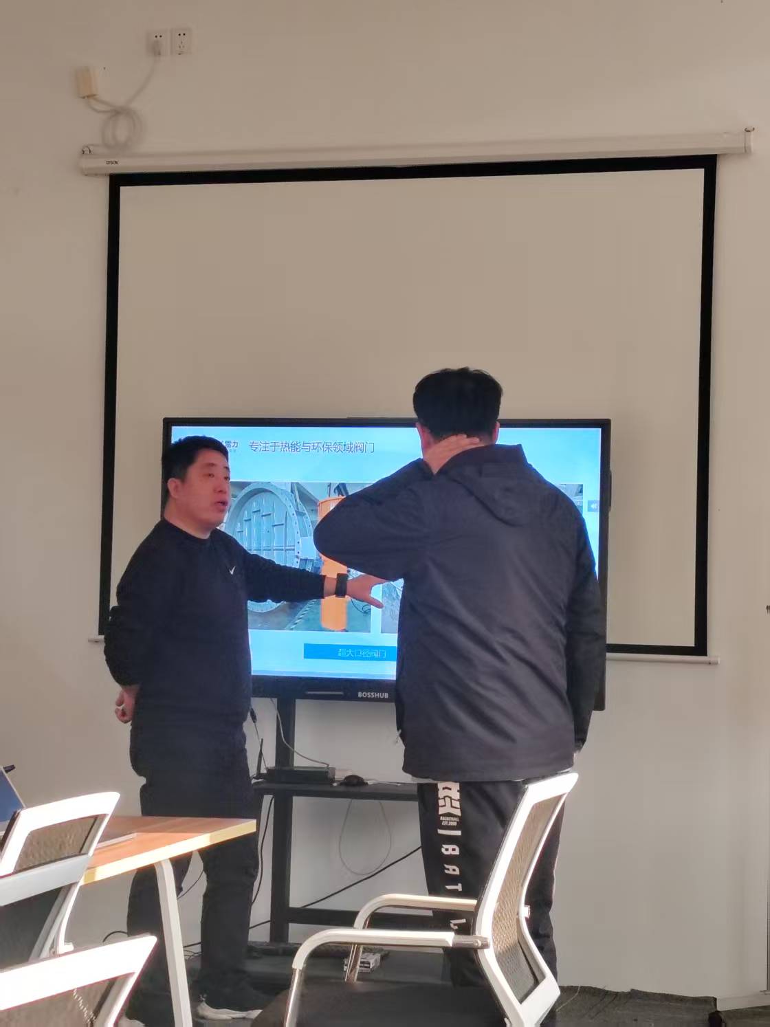 热烈欢迎某热能厂领导来访雷力交流煤气阀门与通风蝶阀相关技术问题！